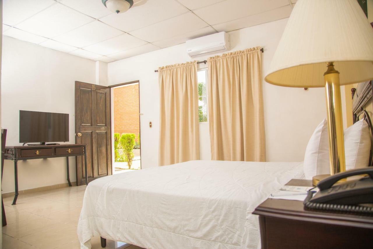 Hotel Santa Elena Antiguo Cuscatlan Bagian luar foto